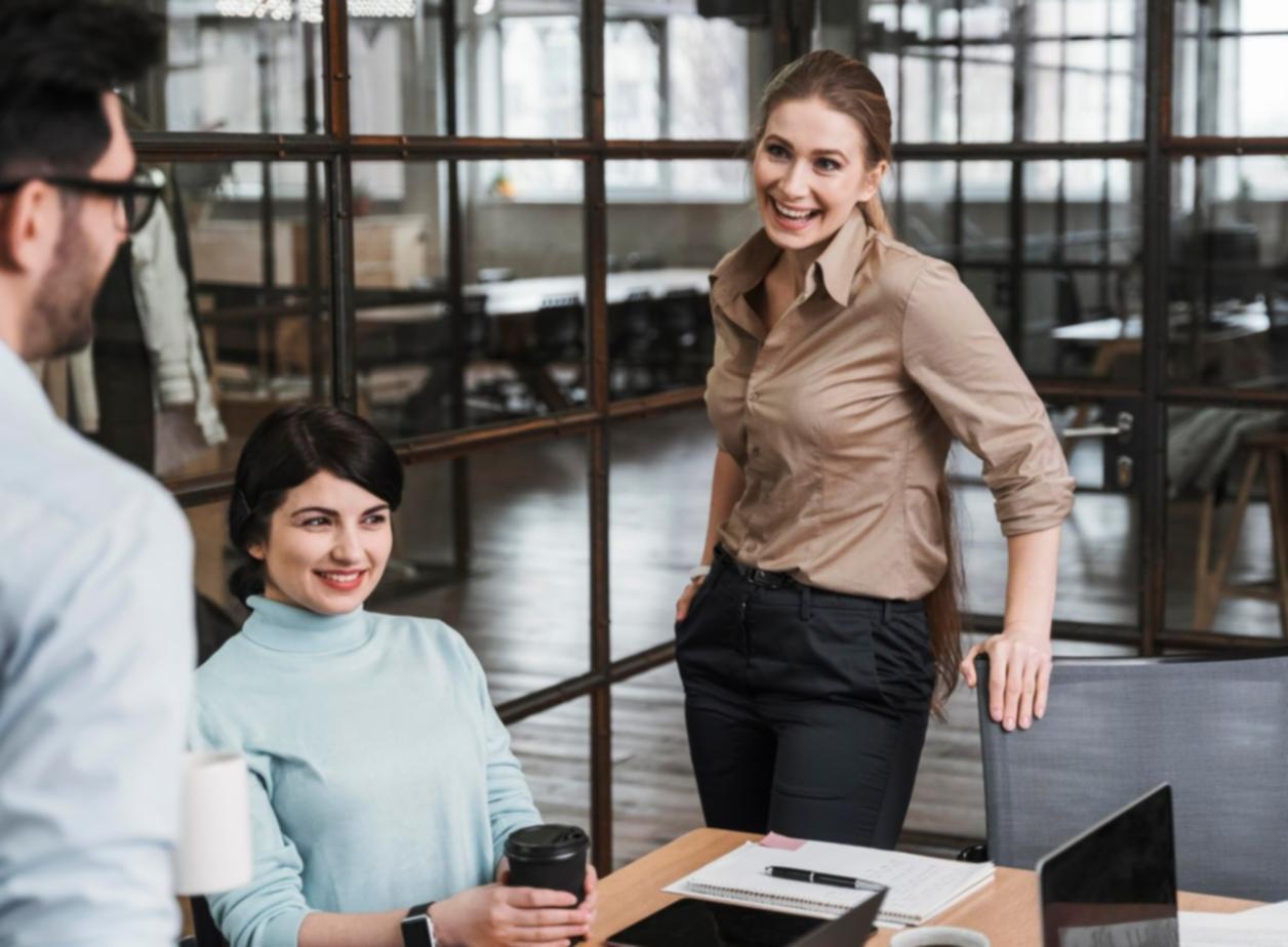 Equipo trabajando en análisis financiero con documentos y datos