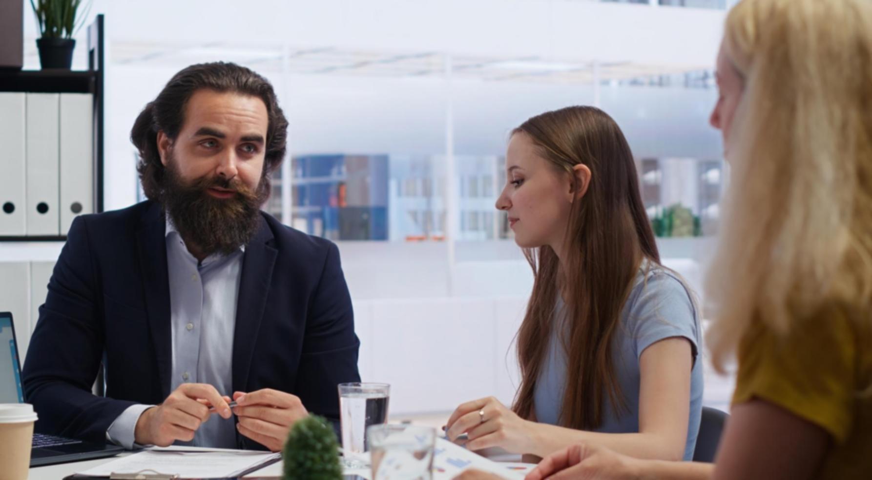 Persona trabajando con documentos financieros y analizando datos económicos